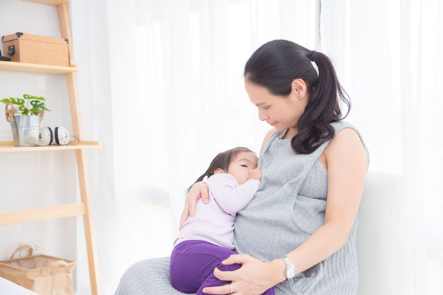 Read more about the article Breastfeeding & pregnancy: how does that work and what to expect